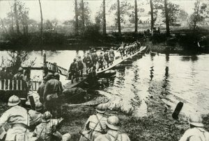 Franske tropper krydser en flod, 1919. af Unbekannt