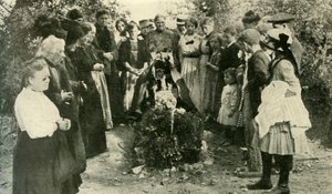Franske civile ved en soldats grav, 1914, c1920. af Unbekannt