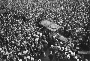 Franske folkemængder jubler over Pershing og Joffre, Hotel Crillon, Paris, Første Verdenskrig, 1917 af Unbekannt