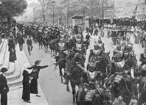 Franske kurassiere, der rider gennem Paris