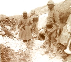 Franske soldater ved en erobret tysk skyttegrav, c1914-c1918 af Unbekannt