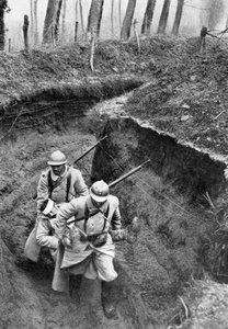 Franske soldater bærer en såret ledsager fra fronten, Første Verdenskrig, 1917, c1920 af Unbekannt