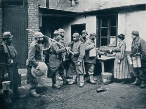Franske soldater, der vender tilbage fra skyttegravene, standser for en forfriskning, c1914 af Unbekannt