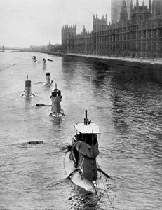Den franske ubåd Saphir Q44 og fem andre flytter fra Gravesend til London, juli 1909 af Unbekannt