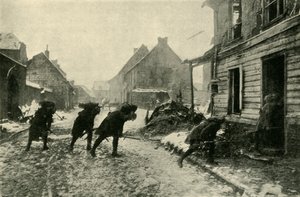 Franske tropper krydser en landsbygade under tysk beskydning, Første Verdenskrig, 1914-1915, c1920. af Unbekannt
