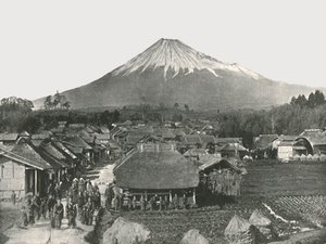 Fujiyama, The Sacred Mountain, fra Jedzumi Village, Japan, 1895. af Unbekannt