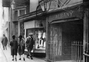 Porthus i Vigo Street, der fører til Albany-kamrene, London, 1926-1927 af Unbekannt