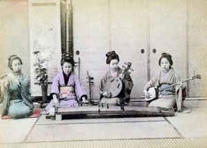 Geisha, der spiller traditionelle musikinstrumenter, Japan, 1880 af Unbekannt