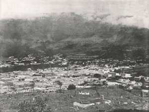 Generelt billede, der viser Taffelbjerget omkranset i damp, Cape Town, Sydafrika, 1895. af Unbekannt