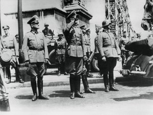 General von Bock hylder tyske tropper, der paraderer forbi Triumfbuen, Paris, 14. juni 1940 af Unbekannt