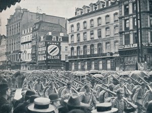 Tysk infanteri på vej ind i Bruxelles i regnen, 1914 af Unbekannt
