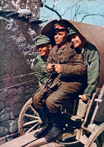 Tyske alpetropper i en vogn med en bulgarsk soldat, Struma Valley, Bulgarien, 1941 af Unbekannt