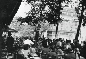 Tyske hærofficerer slapper af uden for Cafe de la Paix, Paris, juni 1940 af Unbekannt