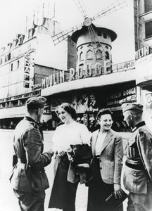 Tyske soldater snakkede med franske kvinder uden for Moulin Rouge, besatte Paris, juni 1940 af Unbekannt