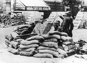 Tyske soldater med erobret fransk barrikade, nær Paris, juni 1940 af Unbekannt