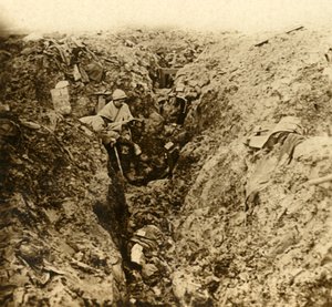 Tyske skyttegrave ødelagt af beskydning, Verdun, Nordfrankrig, c1914-c1918 af Unbekannt