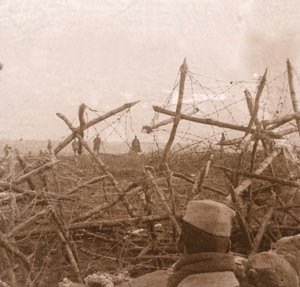 Tyskere kommer ud af skyttegravene, Massiges, Nordfrankrig, c1914-c1918. af Unbekannt