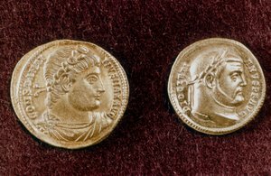 Guldmønter, der viser hovederne af de romerske kejsere Konstantin den Store og Diocletian, 4. århundrede af Unbekannt