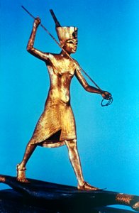 Guldfigur af kong Tutankhamon stående på en rørbåd og spydfisk, 1300-tallet f.Kr. af Unbekannt