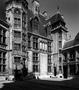 Gotisk arkitektur: facaden af den indre gårdhave til paladset Jacques Coeur (1395-1456), handlende i Bourges. af Unbekannt