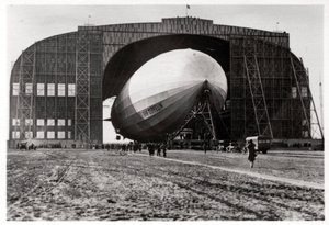 Graf Zeppelin fastgjort til den mobile ankermast, Lakehurst, New Jersey, USA, 1930, 1933 af Unbekannt
