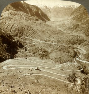Store zigzag-sløjfer af vej ned fra Dyreskardpasset - vestpå til Roldalsøen, Norge, c1905. af Unbekannt