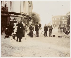 "Gruppe fotografer, der tager billeder på gaden" af Unbekannt