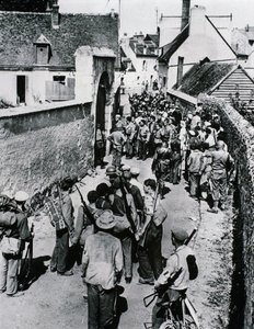 Grupper af franske modstandskæmpere venter på uddeling af våben i et hus, juli 1944 (s/h foto) af Unbekannt