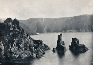 Guernsey - Moulin Huet Bay, med hunde- og løveklipperne, 1895 af Unbekannt