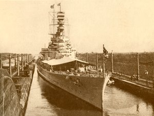 H.M.S. Berømthed passerer gennem Panamakanalen med hertugen og hertuginden af York om bord, c1930 af Unbekannt