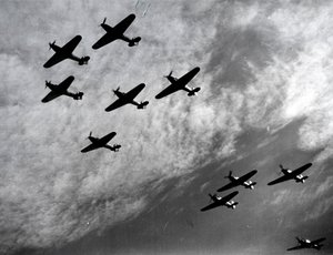 Hawker Hurricanes, der flyver i formation, Battle of Britain, Anden Verdenskrig, 1940 af Unbekannt