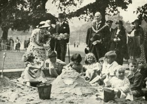 Hendes Majestæt ..., på den nye legeplads på stedet for Old Foundling Hospital, 1936, 1937. af Unbekannt