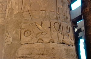 Hieroglyfer udskåret på en søjle ved templet i Karnak, Egypten, c14.-13. århundrede f.Kr. af Unbekannt