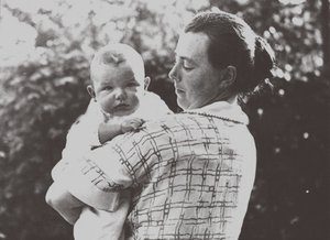Hilde Mangold 1898-1924 med sin baby, 1924 af Unbekannt