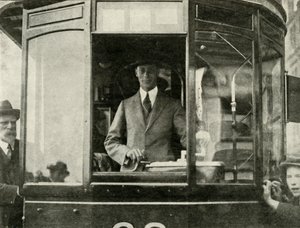 Hans Majestæt kører i en sporvogn gennem Glasgows gader ..., 1924, 1937. af Unbekannt
