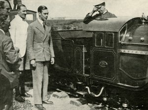 Hans Majestæt inspicerer Miniature Railway i New Romney, Kent, 1926, 1937. af Unbekannt