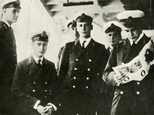 Hans Majestæt siddende blandt hans medkadetter, c1910