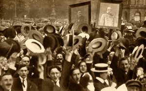 Hoch the Kaiser!: jublende folkemængder i gaderne, Berlin, Tyskland, 4. august 1914, 1933. af Unbekannt