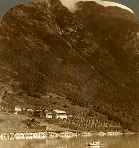 Hogrending gård, beliggende ved bjergbasen, på den østlige bred af søen Loen, Norge, c1905. af Unbekannt