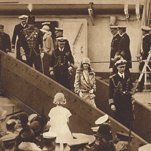 Hjemme igen - Hertugen og hertuginden lander i Portsmouth 27. juni 1927, 1937 af Unbekannt
