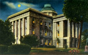 Oplyst natudsigt over N.C. State Capitol, Raleigh, N.C., 1942. af Unbekannt