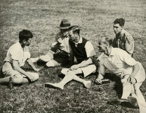 In Camp at Southwold, Suffolk: A Friendly Chat, 1937. af Unbekannt