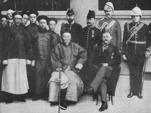 In Far Cathay - En interessant gruppe i Hong Kong, taget før Li Hung tog til Pekin, 1900 af Unbekannt
