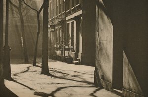 I garderoberetten, bygget på stedet for et kongeligt museum, c1935. af Unbekannt