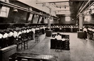 I en stor telefoncentral, c1916 af Unbekannt