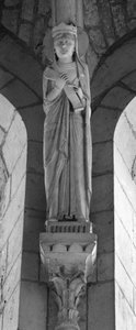 I et sprænghoved falder Dronningen af Det Gamle Testamente. Anonym skulptur. Collegiale Saint Sylvain, Levroux (Indre) af Unbekannt