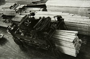 I en træbearbejdningsfabrik, Rusland, 1950