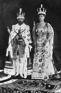 I foråret 1910 døde kong Edward VII, i marts 1911 blev kong George V kronet, 1911, 1945 af Unbekannt