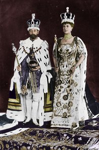 I foråret 1910 døde kong Edward VII, i marts 1911 blev kong George V kronet, 1911, 1945 af Unbekannt