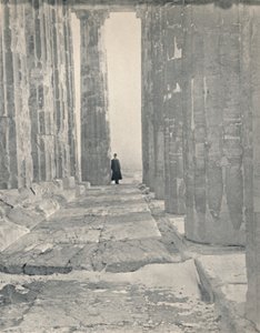 I Parthenons portik, 1913 af Unbekannt